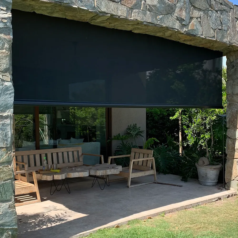 Toldo vertical negro en una galería